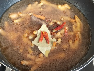 12、香辣卤鸡爪,倒入锅中