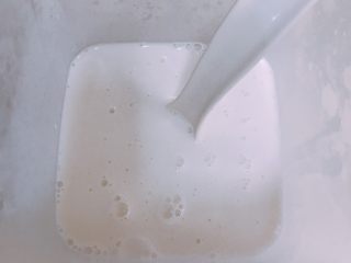 15、家庭自制凉皮,小心倒掉上层的清水然后搅拌均匀