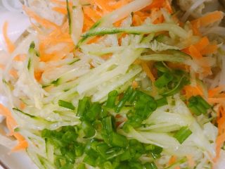 32、家庭自制凉皮,加入葱花