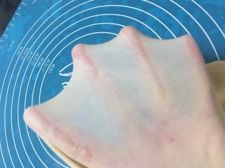 1、肉松奶酪面包卷,所有材料放入厨师机揉出膜，