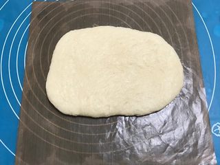 5、肉松奶酪面包卷,放在油布上擀成正方形，擀的比油布稍微大一些，