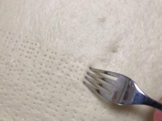 7、肉松奶酪面包卷,用叉子在上面撮小洞洞，