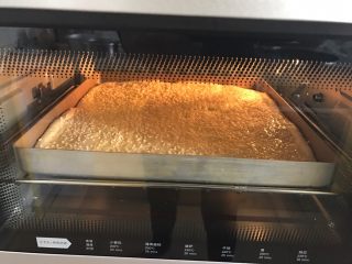 11、肉松奶酪面包卷,180度16分钟，我是最后5分钟上火调到200度上色，这个要看上色情况而定，每个烤箱不一样，自己观察上色情况，