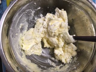 9、肉松奶酪面包卷,这个时候做好夹馅，夹馅材料里除了肉松全部放一起搅拌均匀，