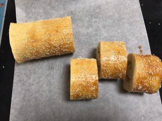 13、肉松奶酪面包卷,卷好忘记拍照了，切了一半才想起来，马上补一张，哈哈，