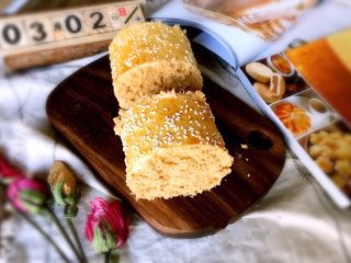 14、肉松奶酪面包卷,在切口的两边也摸上奶油奶酪，粘上肉松