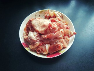 2、土豆烧鸡块,鸡肉洗净剁块沥干