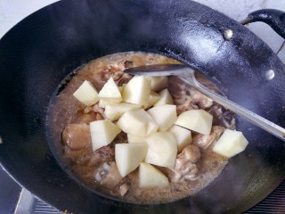 14、土豆烧鸡块,锅内汤汁变少，加入土豆。