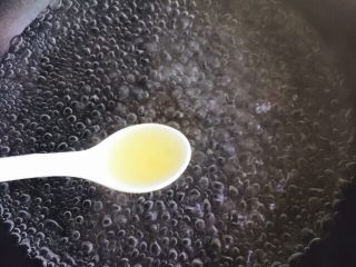 5、蚝油生菜,锅中加入饮用水烧开加1勺花生油