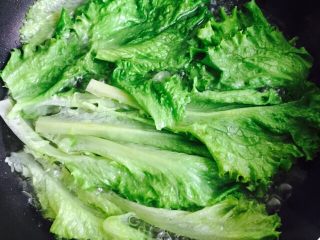 8、蚝油生菜,焯烫十秒即可捞出控水装盘