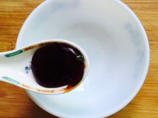 9、蚝油生菜,取一个碗两勺蚝油