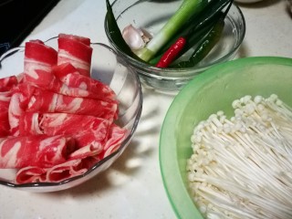 1、酸汤肥牛,所需食材备齐