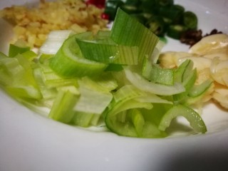 4、酸汤肥牛,大葱切成葱花