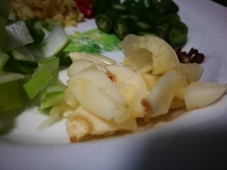 6、酸汤肥牛,大蒜切成蒜末