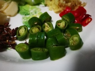 7、酸汤肥牛,杭椒切成辣椒碎