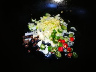 10、酸汤肥牛,锅中油热下葱姜蒜辣椒花椒 爆出香味