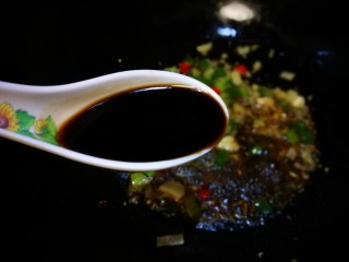 13、酸汤肥牛,加入醋 添加少许清水煮开