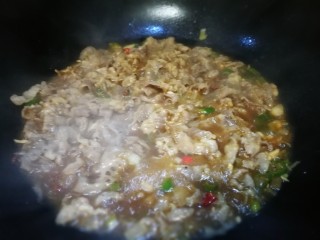 14、酸汤肥牛,倒入肥牛片汆熟即可