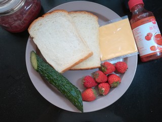 1、缤纷三明治,准备好食材。吐司片是做好了，放冰箱冷冻的，需要使用时拿出来回温即可。培根、鸡蛋没拍进来。