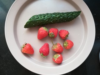3、缤纷三明治,在烘烤吐司片的时候，草莓黄瓜洗净切片。