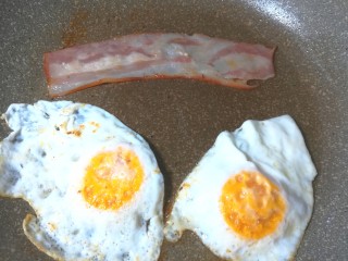 4、缤纷三明治, 鸡蛋和培根，放平底锅煎熟。