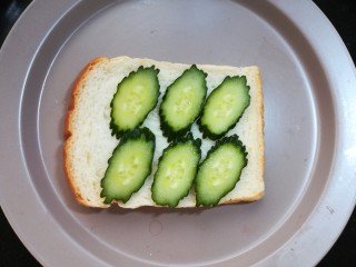 5、缤纷三明治,取一片烤好的吐司片，放上切片的黄瓜。
