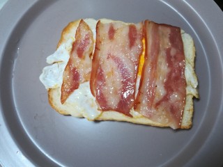 7、缤纷三明治,放上煎熟的培根。