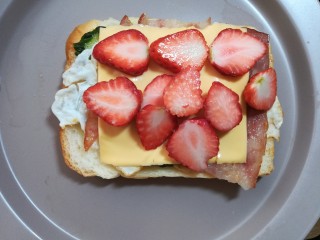 9、缤纷三明治,放上切好的草莓片，也可以淋一些西红柿酱，沙拉酱或果酱等。