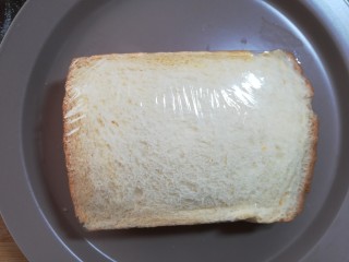 11、缤纷三明治, 用保鲜膜把两片吐司片包紧，包的太松，切的时候里面的食材容易散掉。