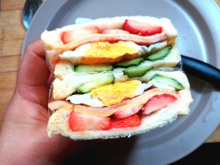 12、缤纷三明治,从中间切开。