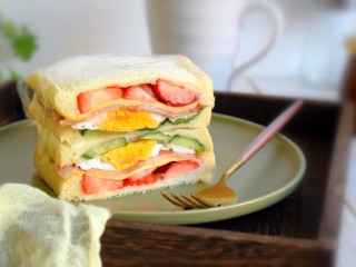 15、缤纷三明治,再搭一份牛奶，完美早餐。