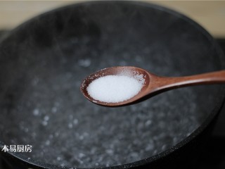 3、香椿拌豆腐,烧一锅开水，水开后在里面加入1勺食用盐。水里面加食用盐会使豆腐更入味。