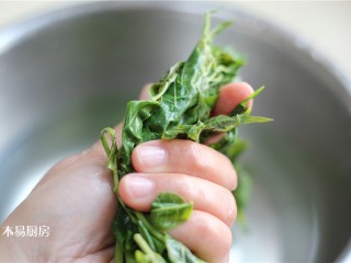 9、香椿拌豆腐,捞出来，用手攥去里面多余的水分。
