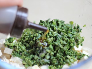 13、香椿拌豆腐,淋入适量香油。