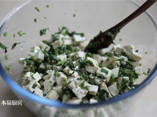14、香椿拌豆腐,搅拌均匀，静置一会儿入味。