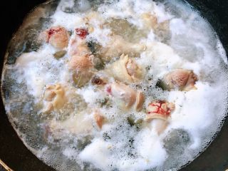 3、红烧鸡翅根,焯至鸡翅根的油脂和杂质都涌出来