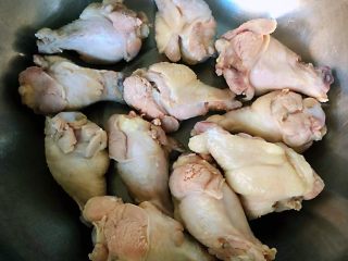 4、红烧鸡翅根,焯好水的鸡翅根立即放入冷水中过凉再冲洗好沥干水份备用