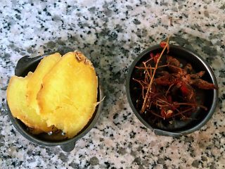 5、红烧鸡翅根,调味料姜切片、花椒和八角