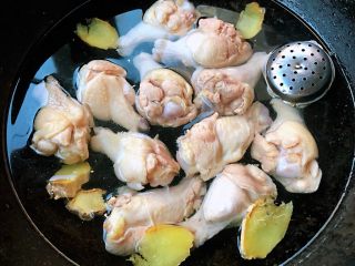 6、红烧鸡翅根,锅中倒入适量清水放入鸡翅根再放入调料盒