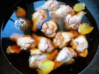 7、红烧鸡翅根,倒入料酒、一品鲜酱油、糖大火开始炖起来