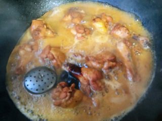 8、红烧鸡翅根,鸡翅根炖到快好时放入蚝油和盐再继续中火炖3分钟