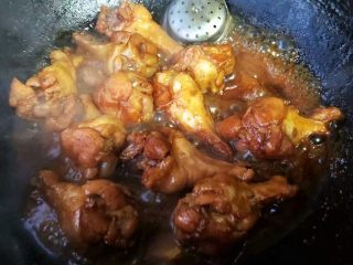 9、红烧鸡翅根,炖至汤汁浓稠时放入味精提鲜调味均匀即可出锅享用