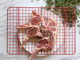 1、香煎小羊排配百里香烤南瓜,小羊排自然退冰，洗净，厨房纸拭干水分。