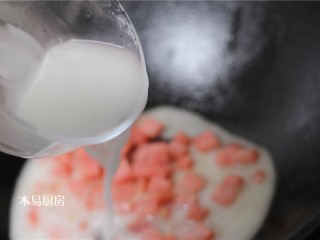 13、青菜炒火腿,下入水淀粉汁和适量食盐。