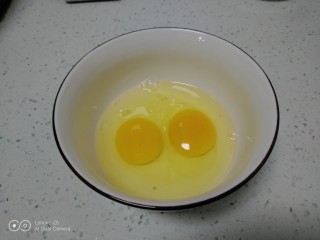4、香辣虾,鸡蛋打入碗中。