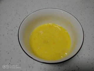 5、香辣虾,加入适量盐搅拌均匀。