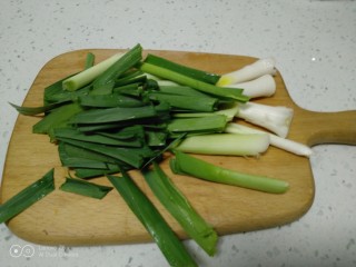 6、香辣虾,蒜苗斜刀切段。