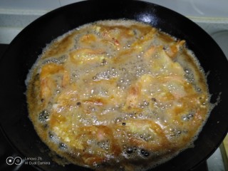 8、香辣虾,油温5层热，放入大虾炸至金黄。