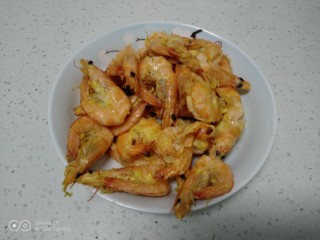 9、香辣虾,捞出。