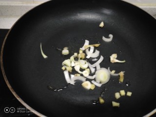 10、香辣虾,锅中放入少许油，炒香葱、姜、蒜。